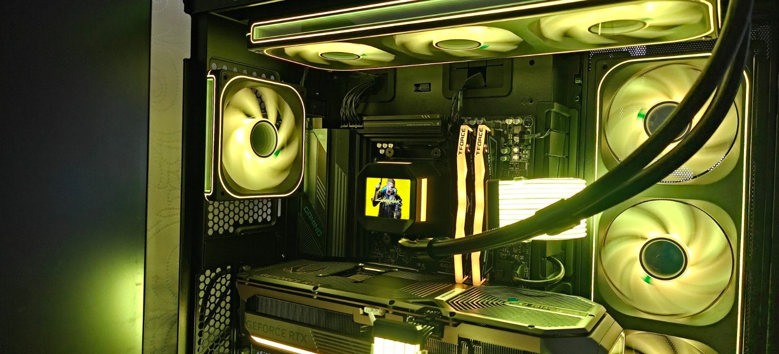 Foto 7 van [NIEUW] Game PC | RTX 5080 | Ryzen 9800x3d | 32GB | Gen5 SSD