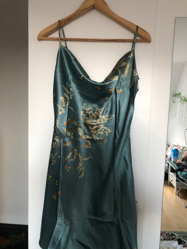 Nieuwe satijnen jurk met bloemenprint, Nieuw, Ophalen of Verzenden, Onbekend, Maat 36 (S)