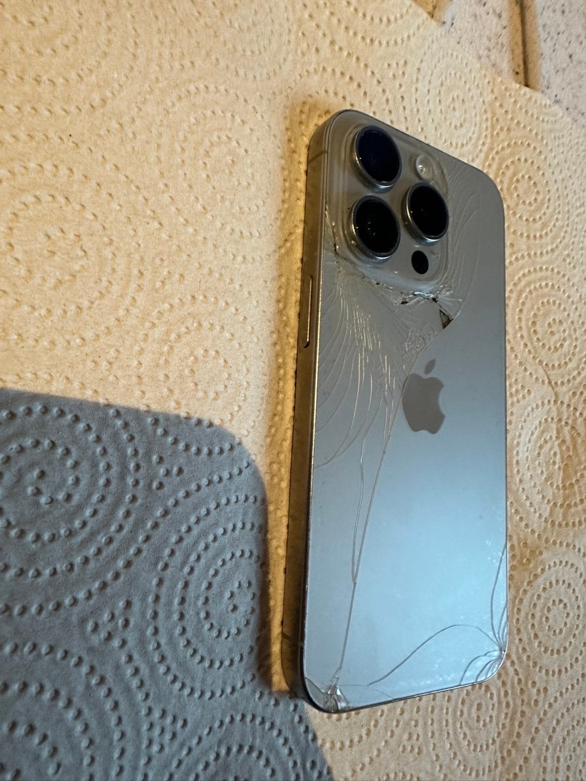 iPhone 15 Pro 128GB - Scherm krassen, achterkant kapot, Telecommunicatie, Mobiele telefoons | Apple iPhone, Ophalen, 80 %, Zonder simlock