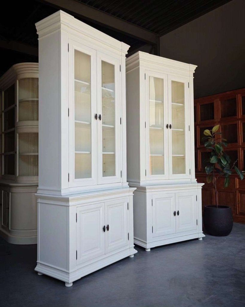 Hoge franse vitrinekast | Witte Klassieke servieskast #8691, Metaal, Gebruikt, Met deur(en), -
