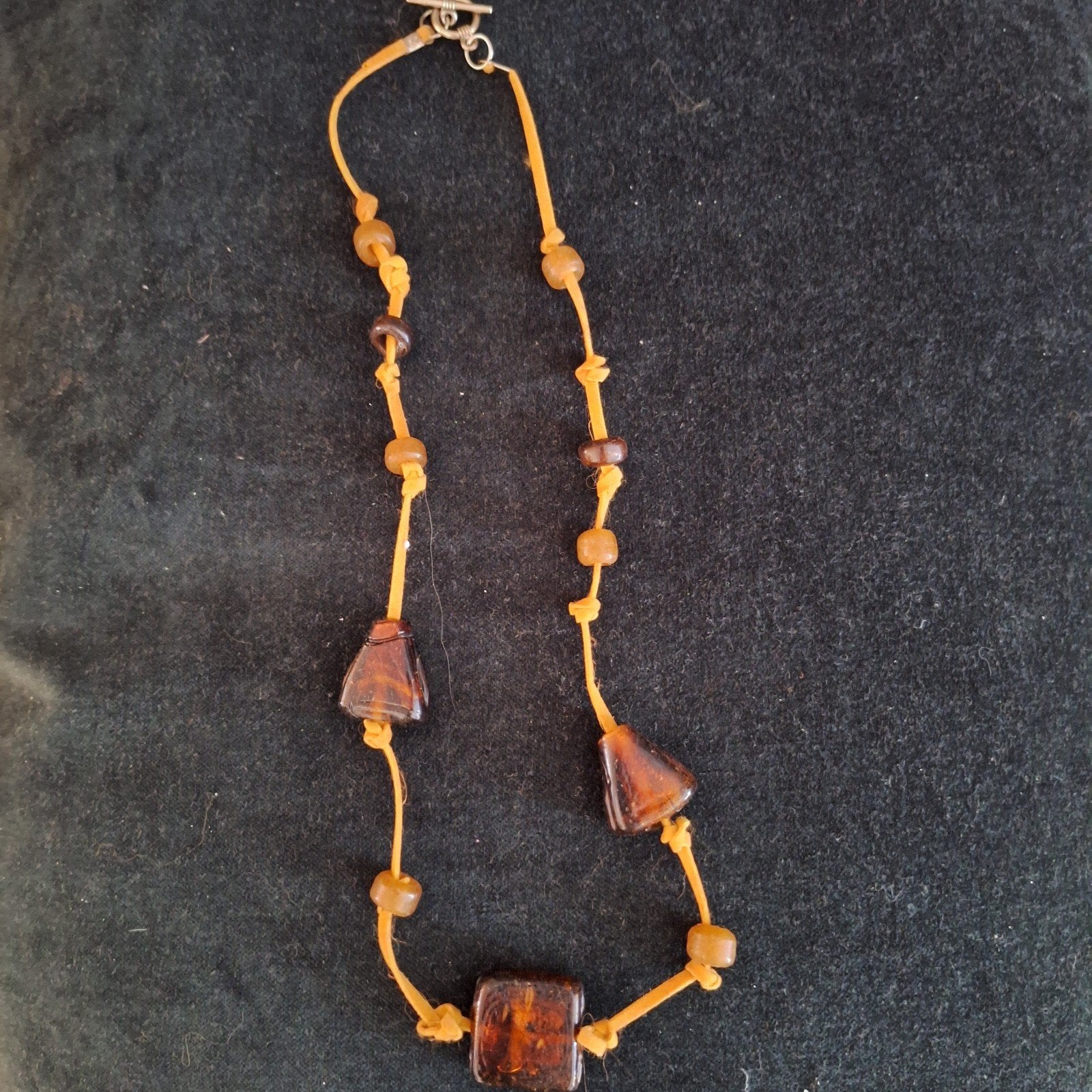 Ketting met oranje kralen en leren koord, Sieraden, Tassen en Uiterlijk, Verzenden, Gebruikt, Oranje, Overige materialen