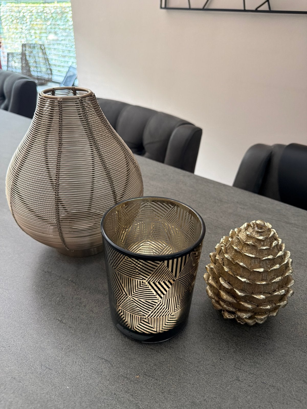 Decoratieve set: vaas, theelichthouder en dennenappel, Ophalen of Verzenden, Zo goed als nieuw, Goud, Metaal