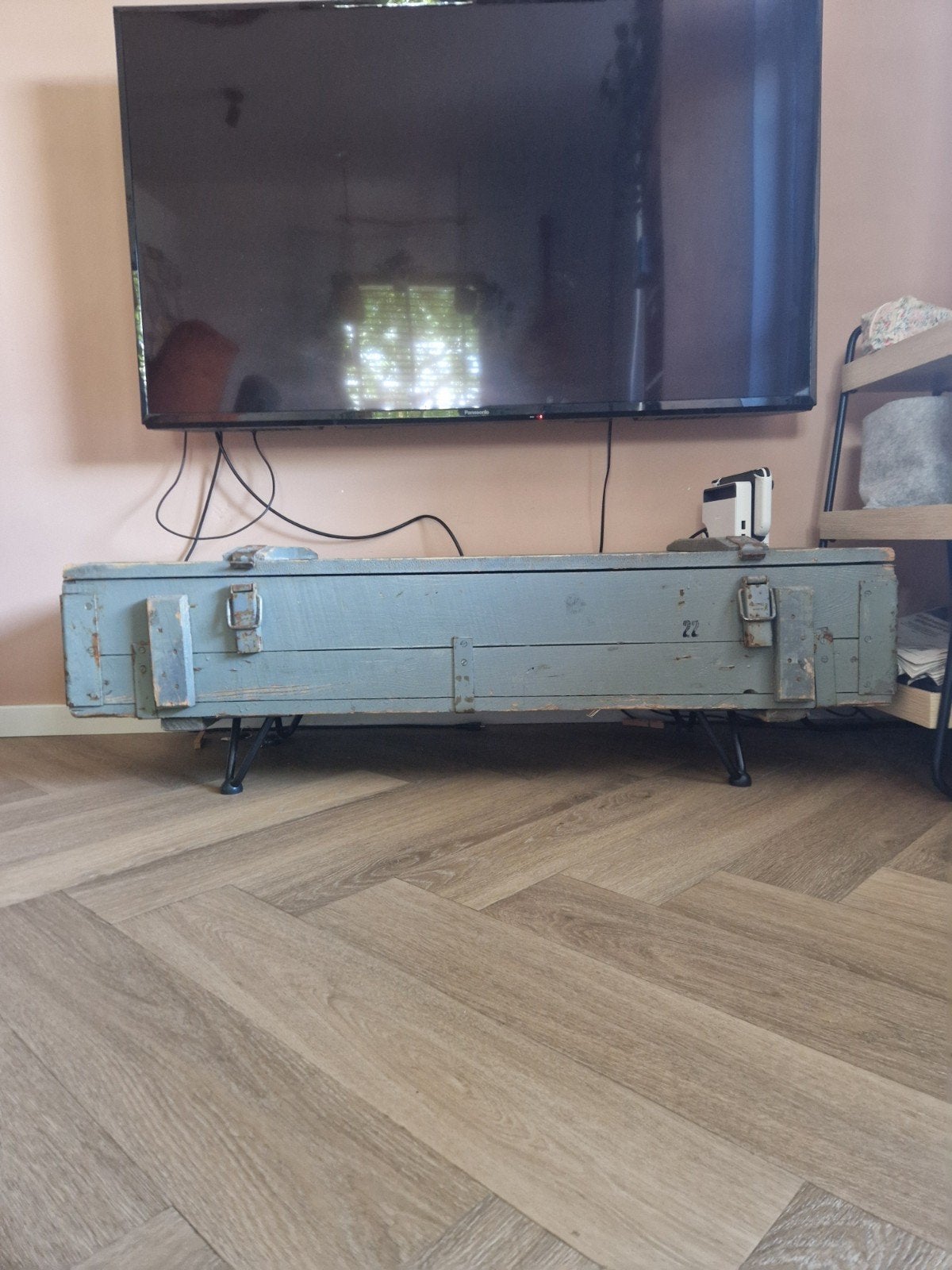 Uniek tv meubel / legerkist groengrijs, Ophalen, Minder dan 50 cm, Gebruikt, Minder dan 100 cm