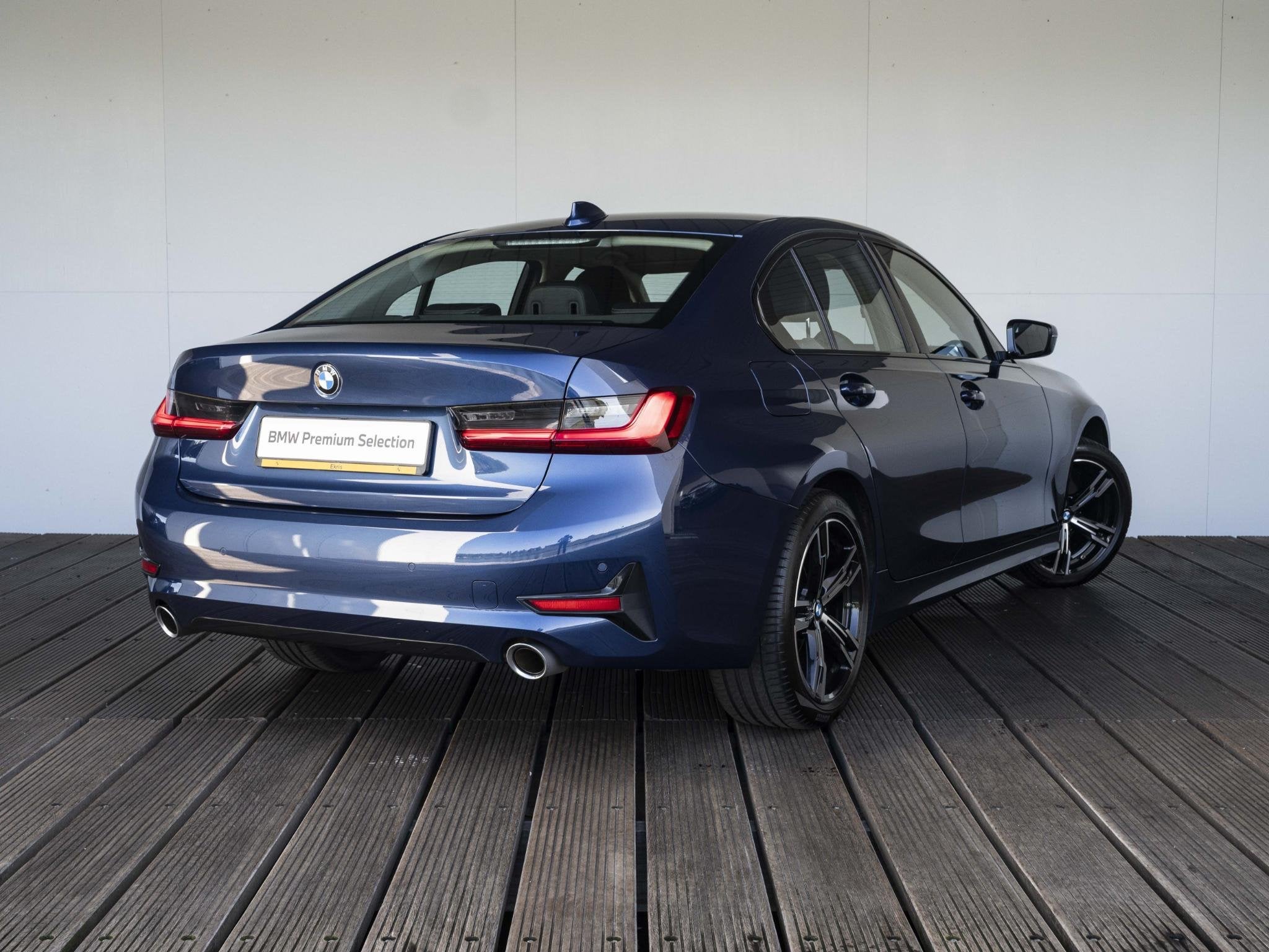 BMW 3 Serie Sedan 318i | LED | Navigatie | Sportstoelen | Cl, Stof, Gebruikt, Met garantie (alle), Blauw