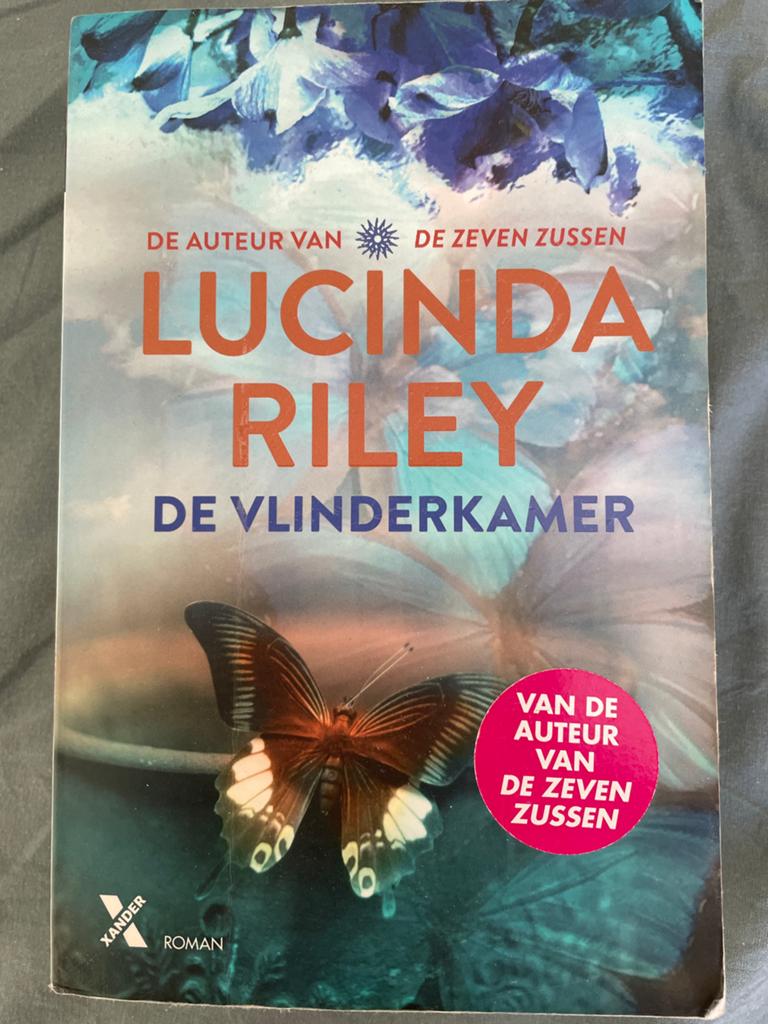 De Vlinderkamer - Lucinda Riley (De Zeven Zussen), Ophalen of Verzenden, Gelezen