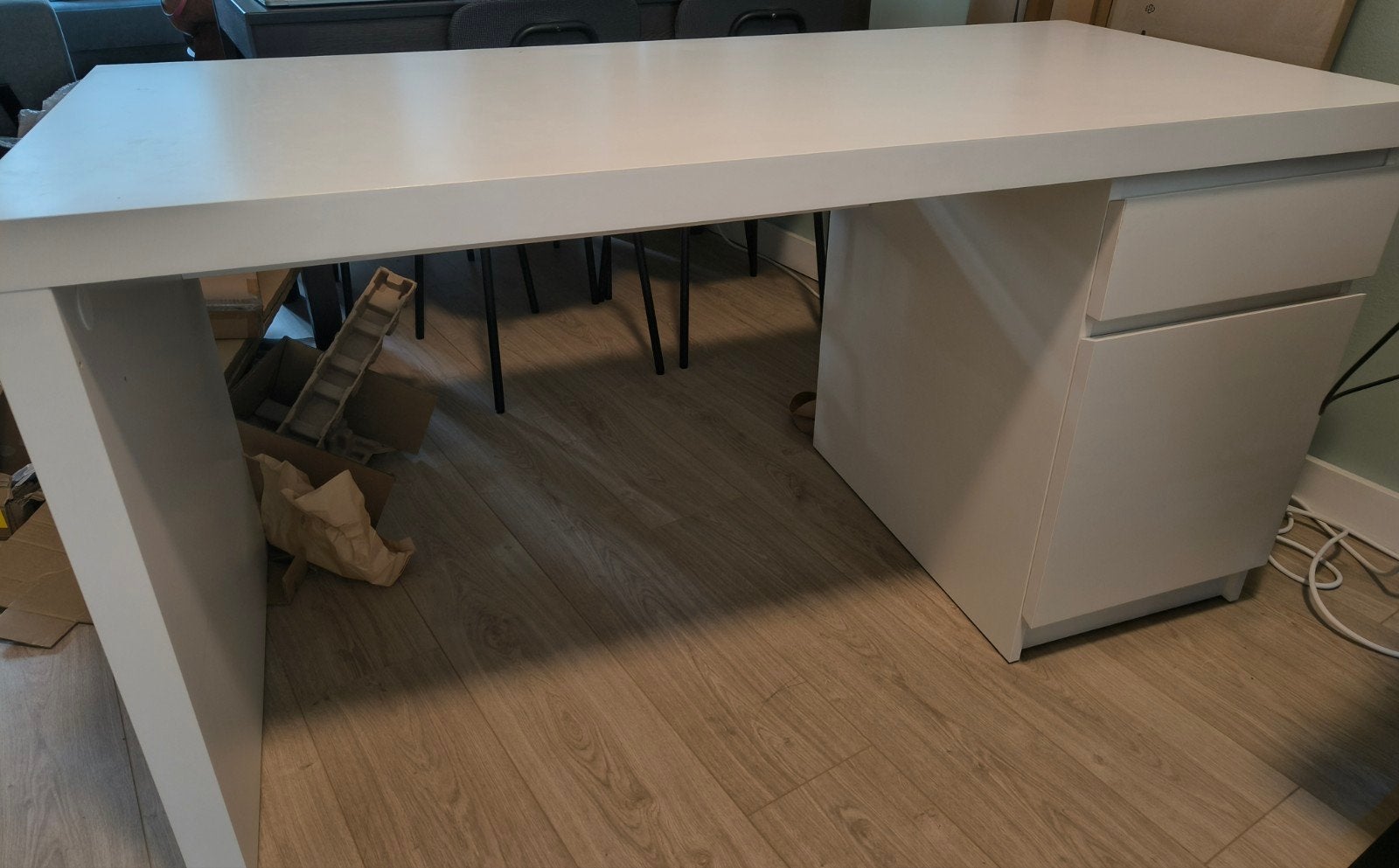 Malm Ikea wit bureau met ladeblok - Modern en functioneel, Ophalen, Met lades, Gebruikt, Spaanplaat of MDF