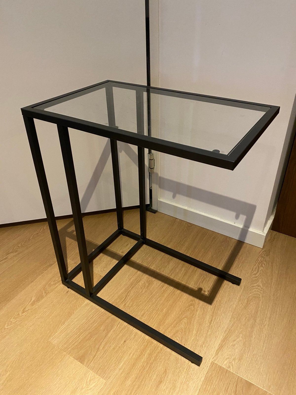 Ikea bijzettafel zwart met glazen blad, Huis en Inrichting, Tafels | Bijzettafels, Gebruikt, 55 tot 75 cm, Glas, Rechthoekig