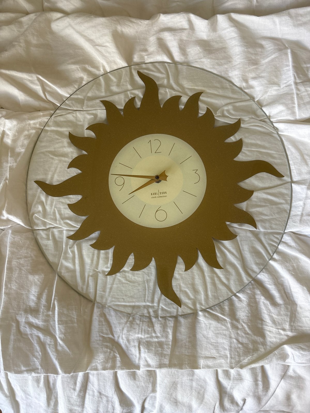 Glazen wandklok met gouden zon, 40cm doorsnede, Goud, Analoog, Ophalen of Verzenden, Modern