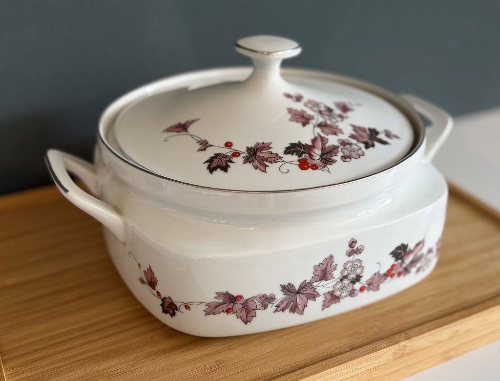 Vintage porseleinen dekschaal/soepterrine van Thun, Gebruikt, Overige merken, Ophalen of Verzenden, Schaal of Schalen