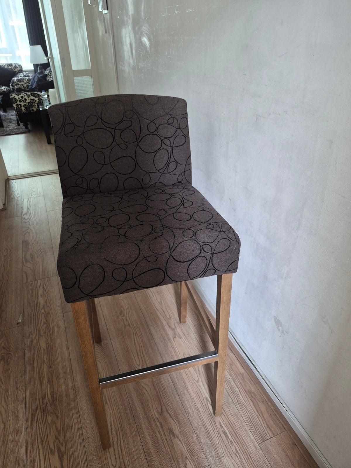 Foto 2 van Twee hoge barkrukken met stoffen bekleding