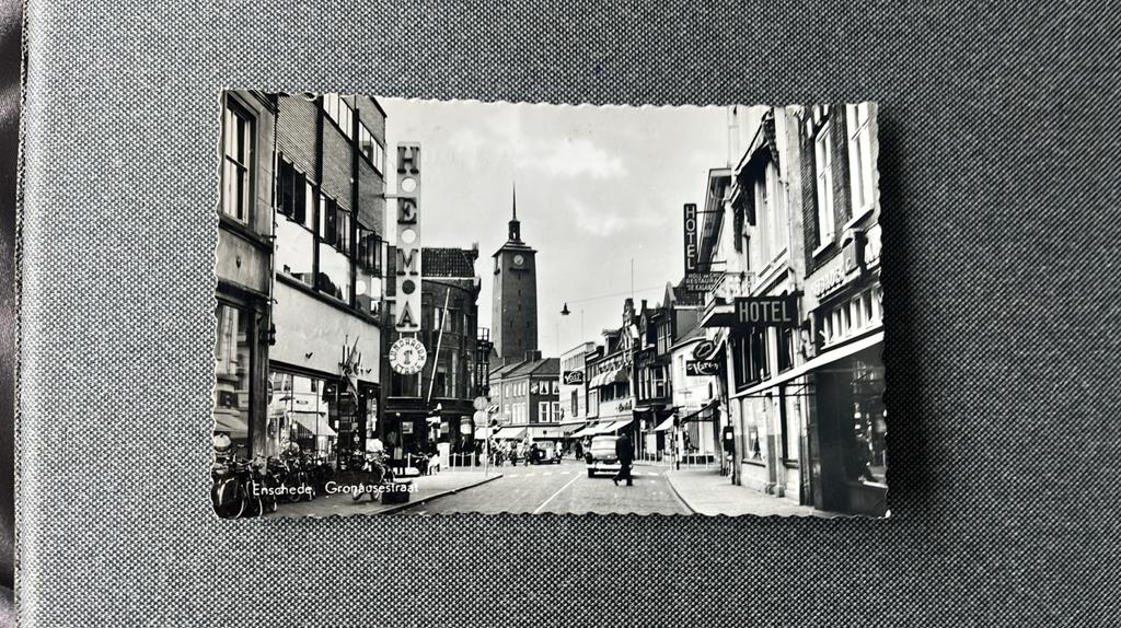 Enschede Gronaustraat met winkels Hema en Hotel, Ophalen of Verzenden, 1960 tot 1980, Gelopen, Overijssel