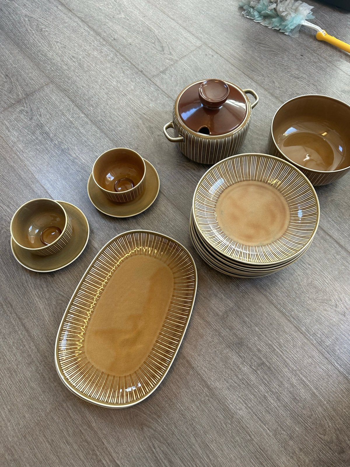 Vintage Servies Set - Bruin met Streepjespatroon, Ophalen, Gebruikt, Overige merken, Keramiek