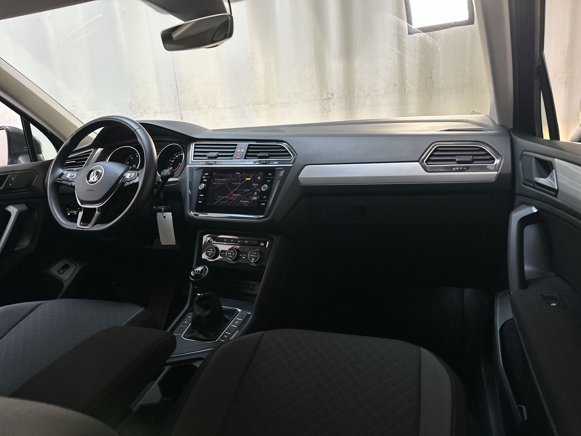 Volkswagen Tiguan 1.5 TSI Comfortline Business Navigatie Par, Voorwielaandrijving, Stof, 4 cilinders, Met garantie (alle)