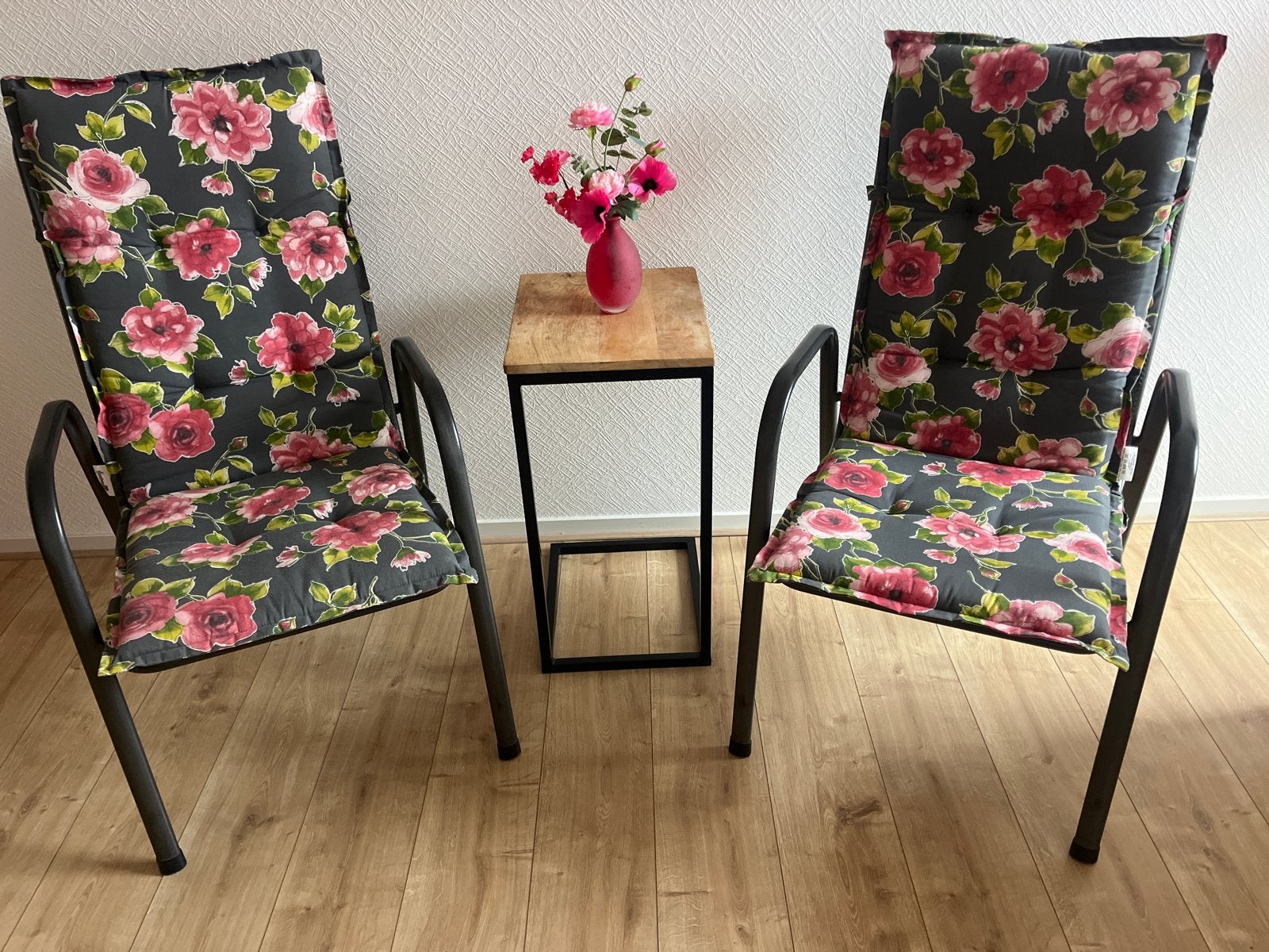 Twee metalen tuinstoelen met bloemenkussens, Ophalen, Gebruikt, Twee, Zwart