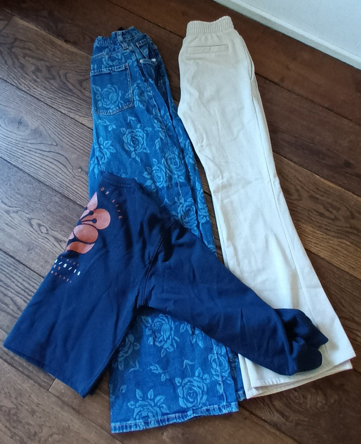 Set van 3: H&M jeans, beige broek en blauwe longsleeve, Kinderen en Baby's, Kinderkleding | Maat 164, Gebruikt, Meisje, H&M, Ophalen of Verzenden
