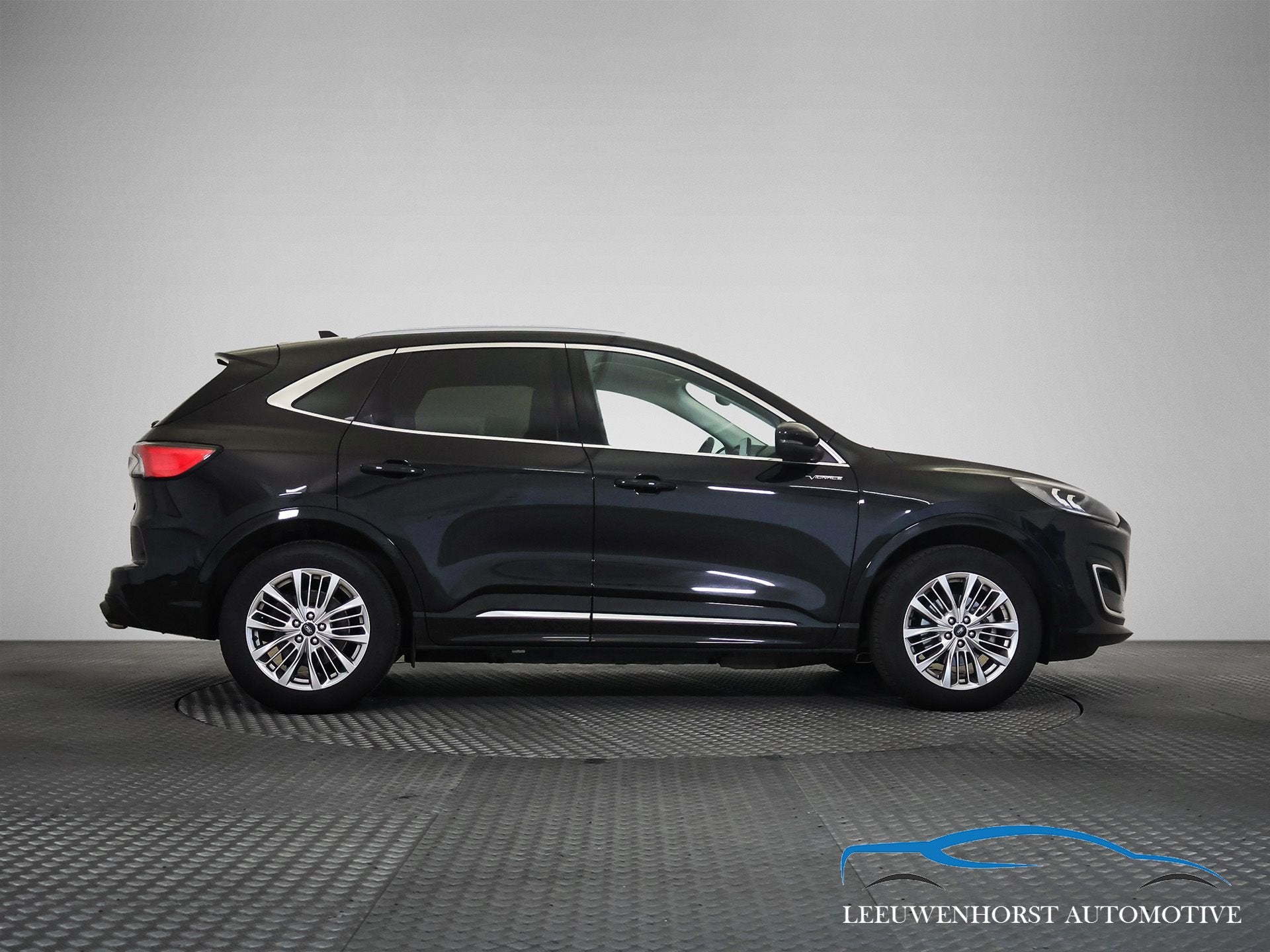 Ford Kuga 2.5 PHEV Vignale (bj 2023, automaat), Auto's, Gebruikt, 4 cilinders, Zwart, Leder
