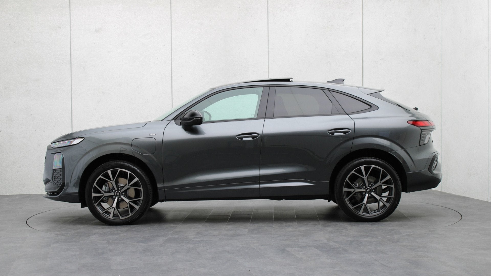 Audi Q3 Sportback 200kW e-hybrid S edition | Panoramadak | L, 12 maanden, 1800 kg, Zwart, 4 cilinders