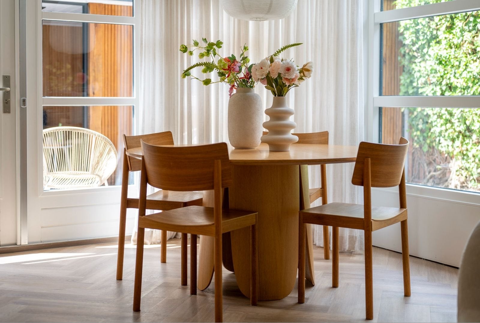 Bolia Eetkamerset: Peyote Tafel (Ø140) & 4 Tune Stoelen, Ophalen, Zo goed als nieuw, Japandi/Scandinavisch, 4 tot 6 stoelen