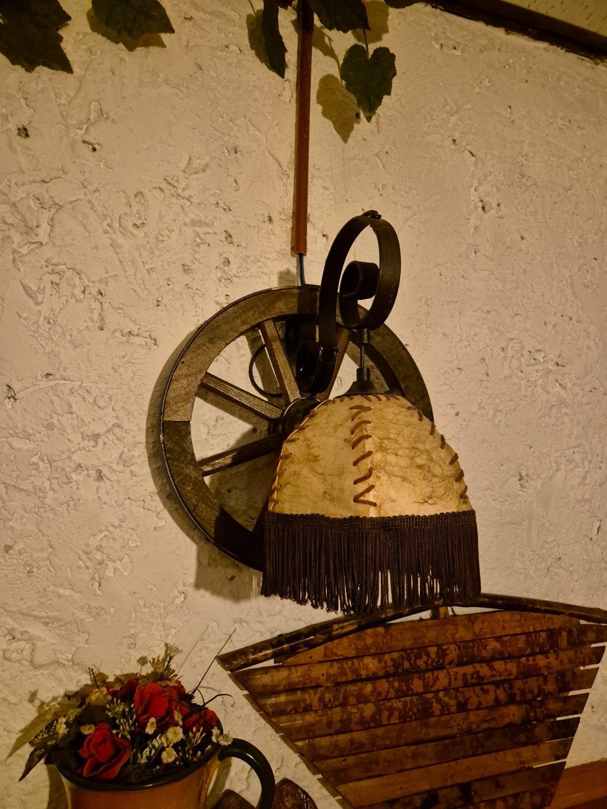 Rustieke wandlamp met lederen kap en franjes, Ophalen