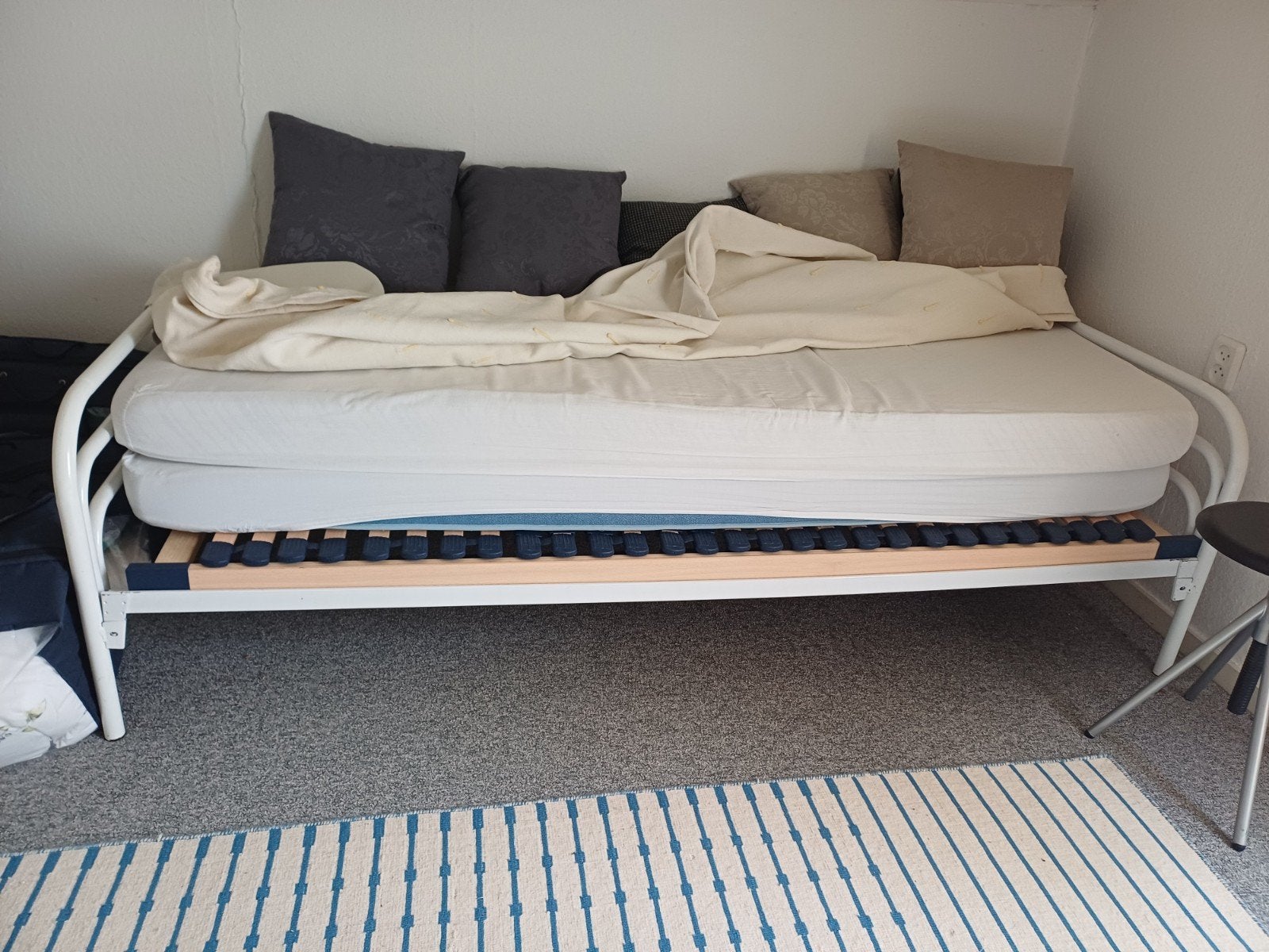 Bed met matras, dekbed en sprei, Huis en Inrichting, Ophalen, Zo goed als nieuw, Eenpersoons, Hout