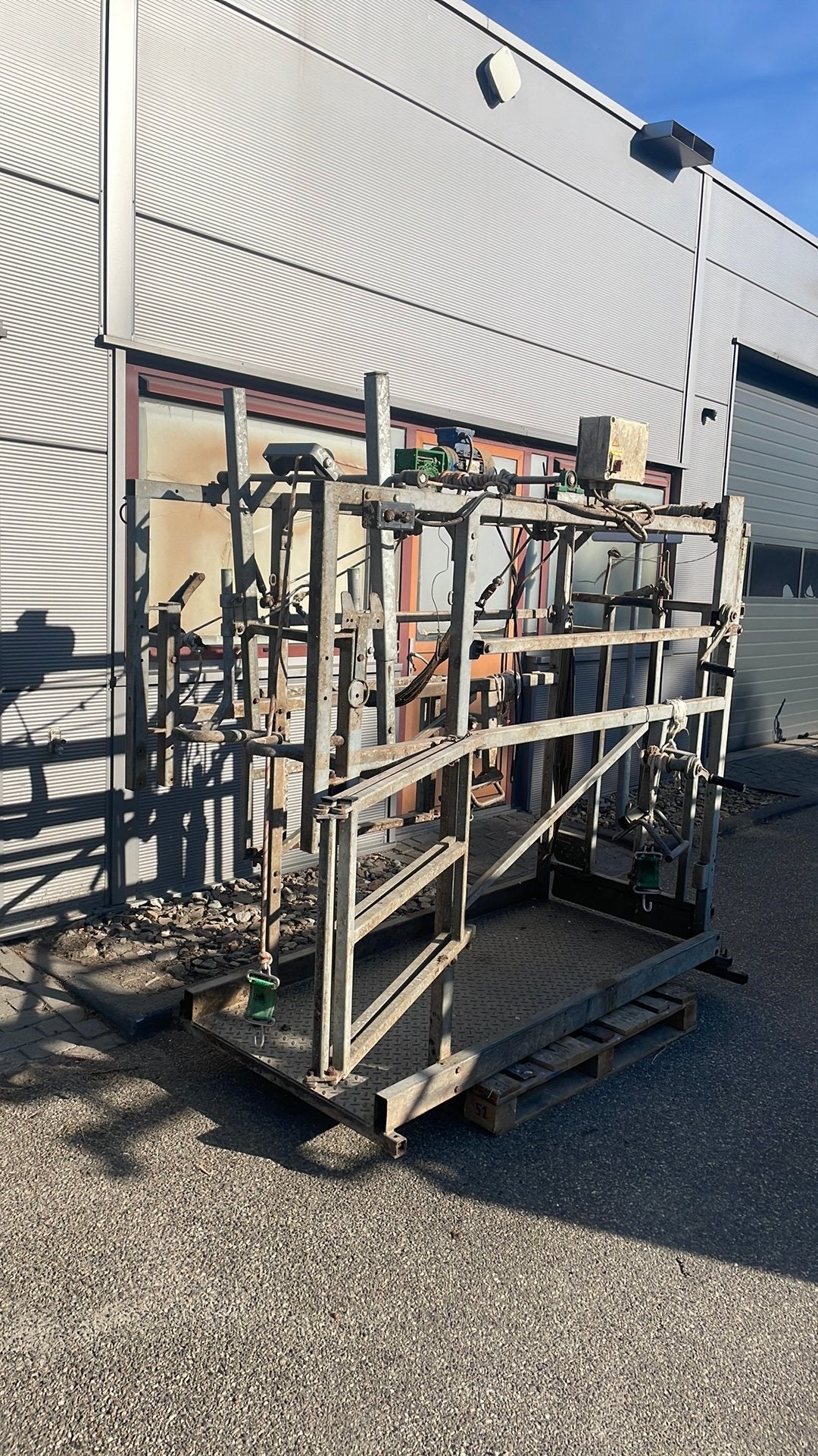Henken klauwbekapbox met elektrische achterpootlier