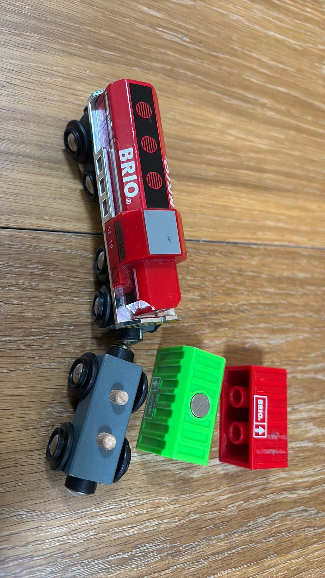 Rode locomotie BRIO + wagon, Ophalen of Verzenden, Gebruikt