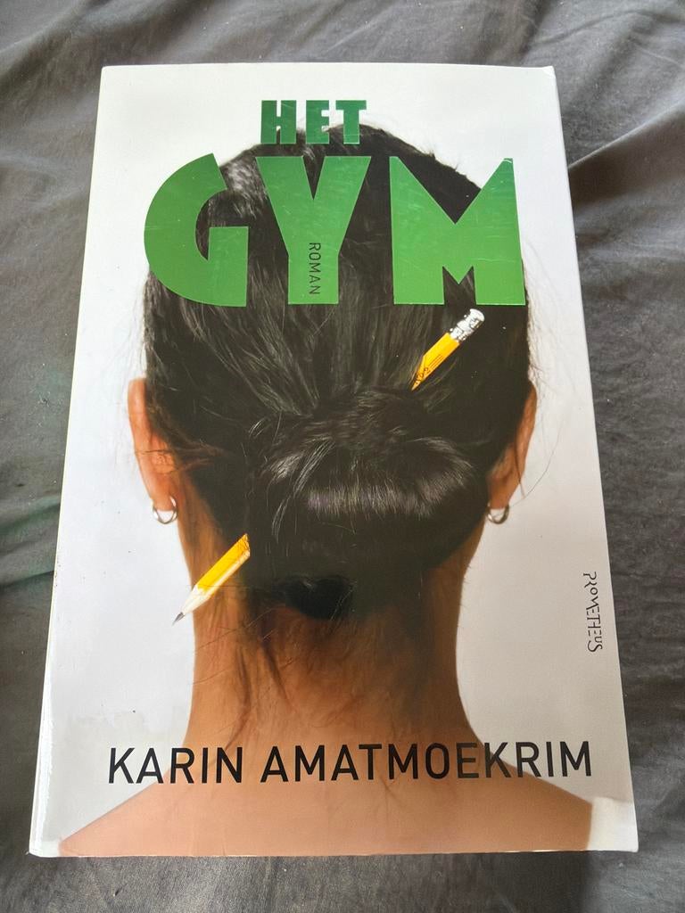S7.  Karin Amatmoekrim - Het gym, Boeken, Literatuur, Zo goed als nieuw, Ophalen of Verzenden