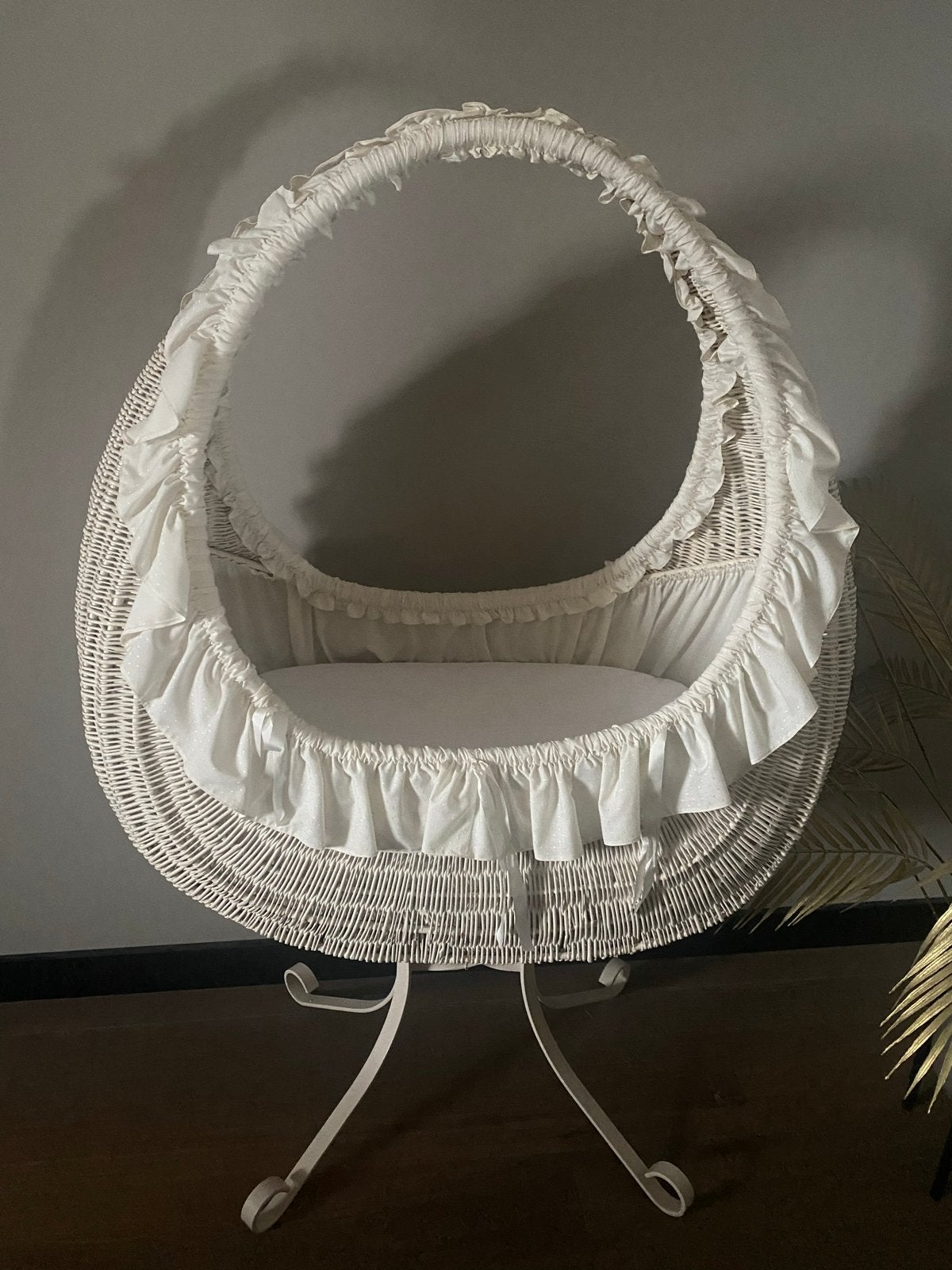 Witte rieten wieg met standaard en bekleding, Ophalen, Gebruikt, Wieg