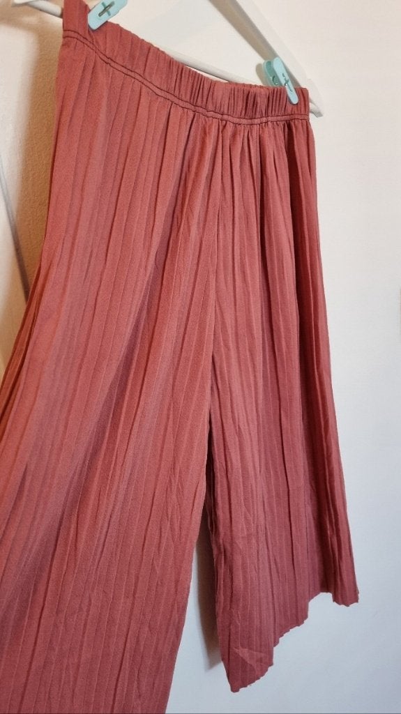 Oudroze Plissé Wijde Broek (Wide Leg) – Maat M (NIEUW) ✨, Kleding | Dames, Maat 38/40 (M), Nieuw, Ophalen of Verzenden, Driekwart