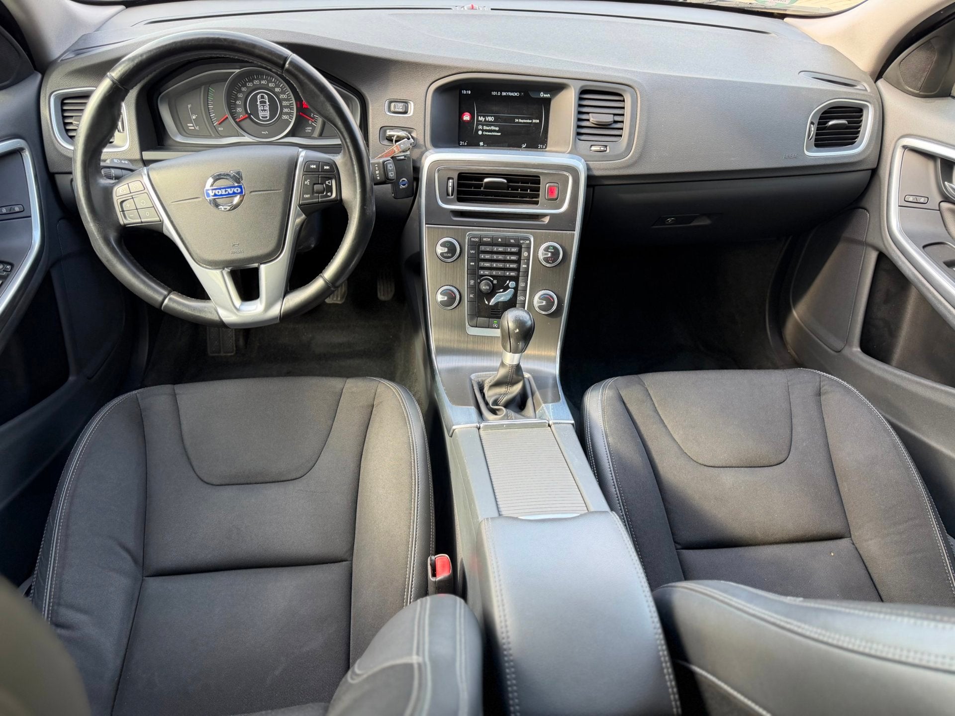 Volvo V60 1.6 T3 Momentum/ Leder/ Navi/ trekhaak/ Cruise/ Ai, Auto's, Voorwielaandrijving, Gebruikt, Zwart, 4 cilinders