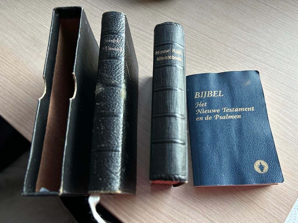 Set van 3: Missieboekje, Missaal en Kleine Bijbel, Ophalen of Verzenden