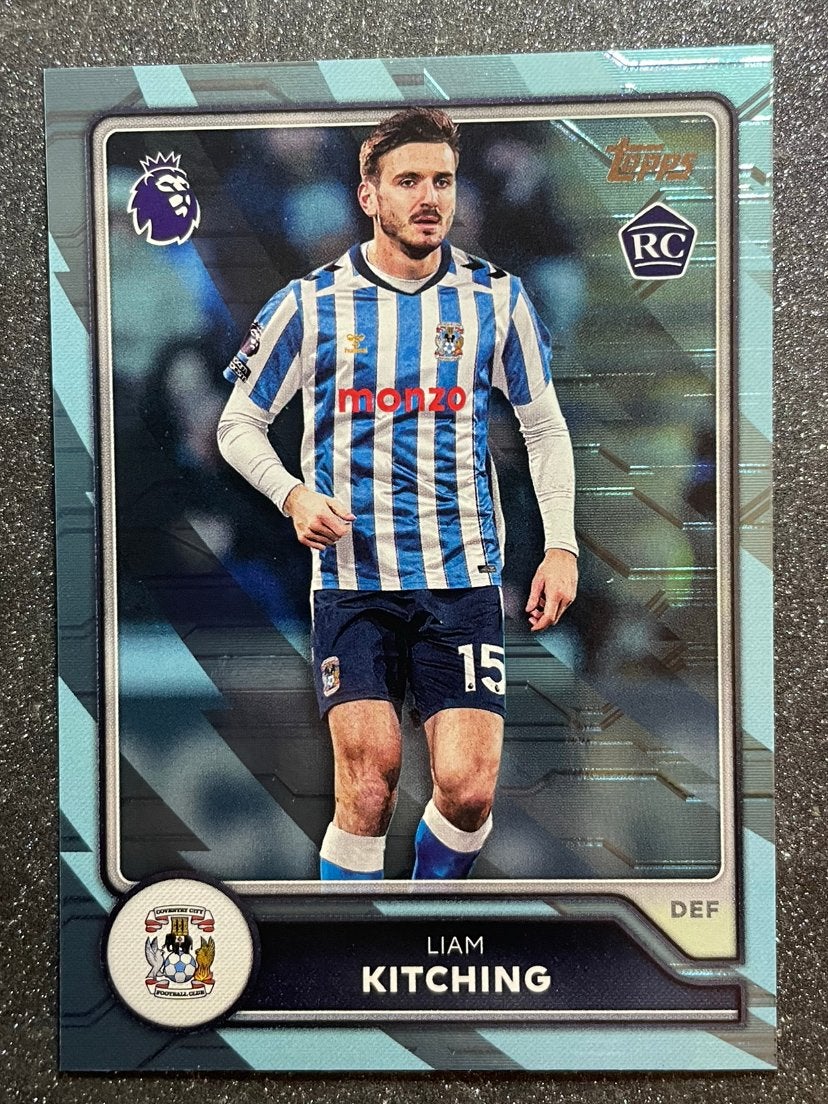 Topps Flagship Premier League 26/27 BLUE VOLTAGE RC KITCHING, Hobby en Vrije tijd, Stickers en Plaatjes, Verzenden, Zo goed als nieuw