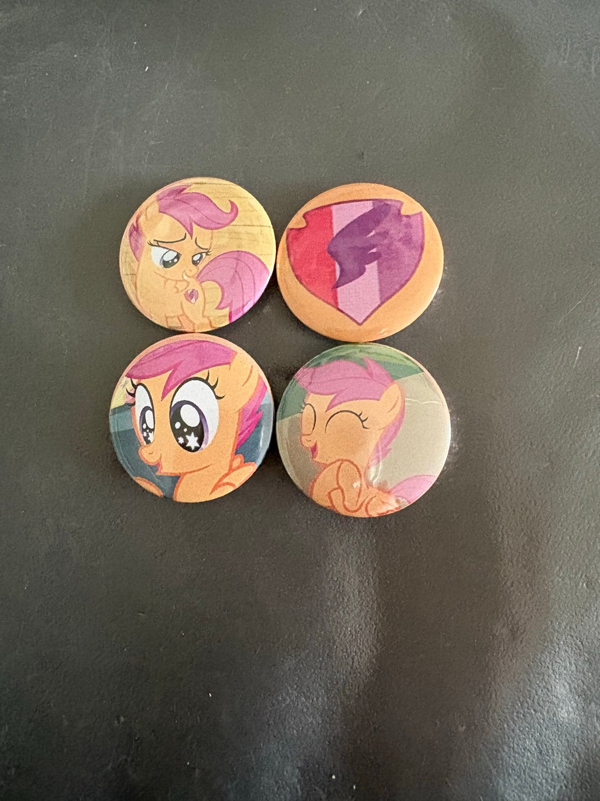 My Little Pony Scootaloo Buttons/Speldjes (4 stuks), Verzamelen, Speldjes, Pins en Buttons, Verzenden, Nieuw, Figuurtje, Speldje of Pin