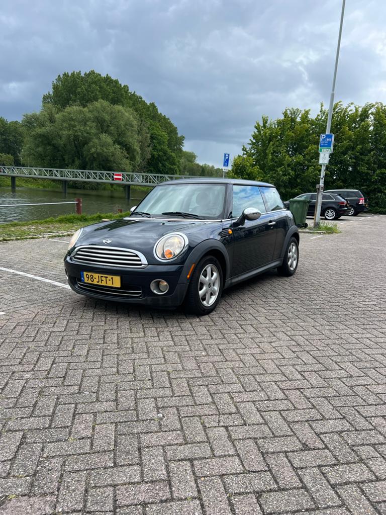 Mini cooper R56 panoramadak, lees beschrijving, Auto's, Voorwielaandrijving, Zwart, 4 cilinders, 4 stoelen