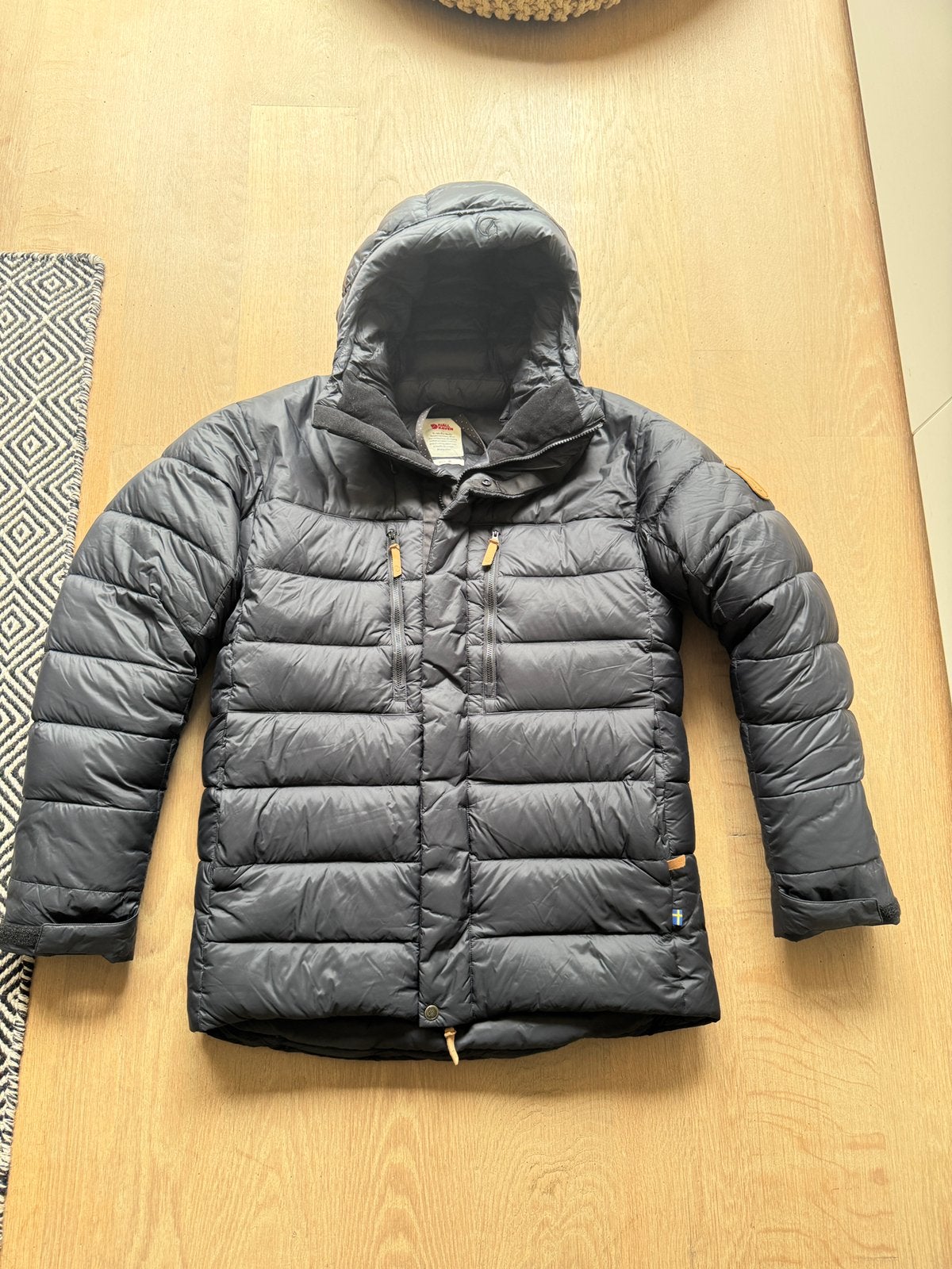 Nieuwstaat fjallraven keb expedition down jacket maat m, Kleding | Heren, Jassen | Winter, Ophalen of Verzenden, Zo goed als nieuw