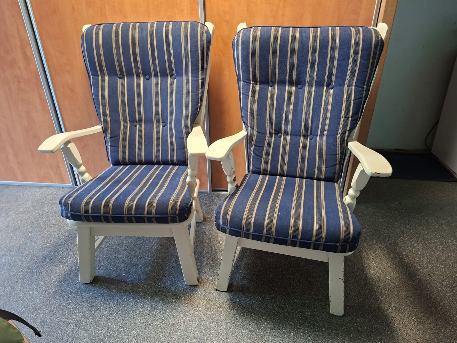 Twee comfortabele stoelen met blauw gestreepte kussens, Ophalen, Hout, Gebruikt, Twee