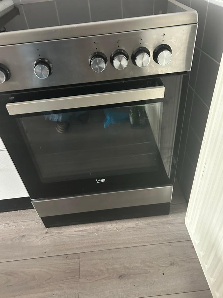 Beko Fornuis met Keramische Kookplaat en Oven, Ophalen, Hete lucht, 60 cm of meer, Keramisch