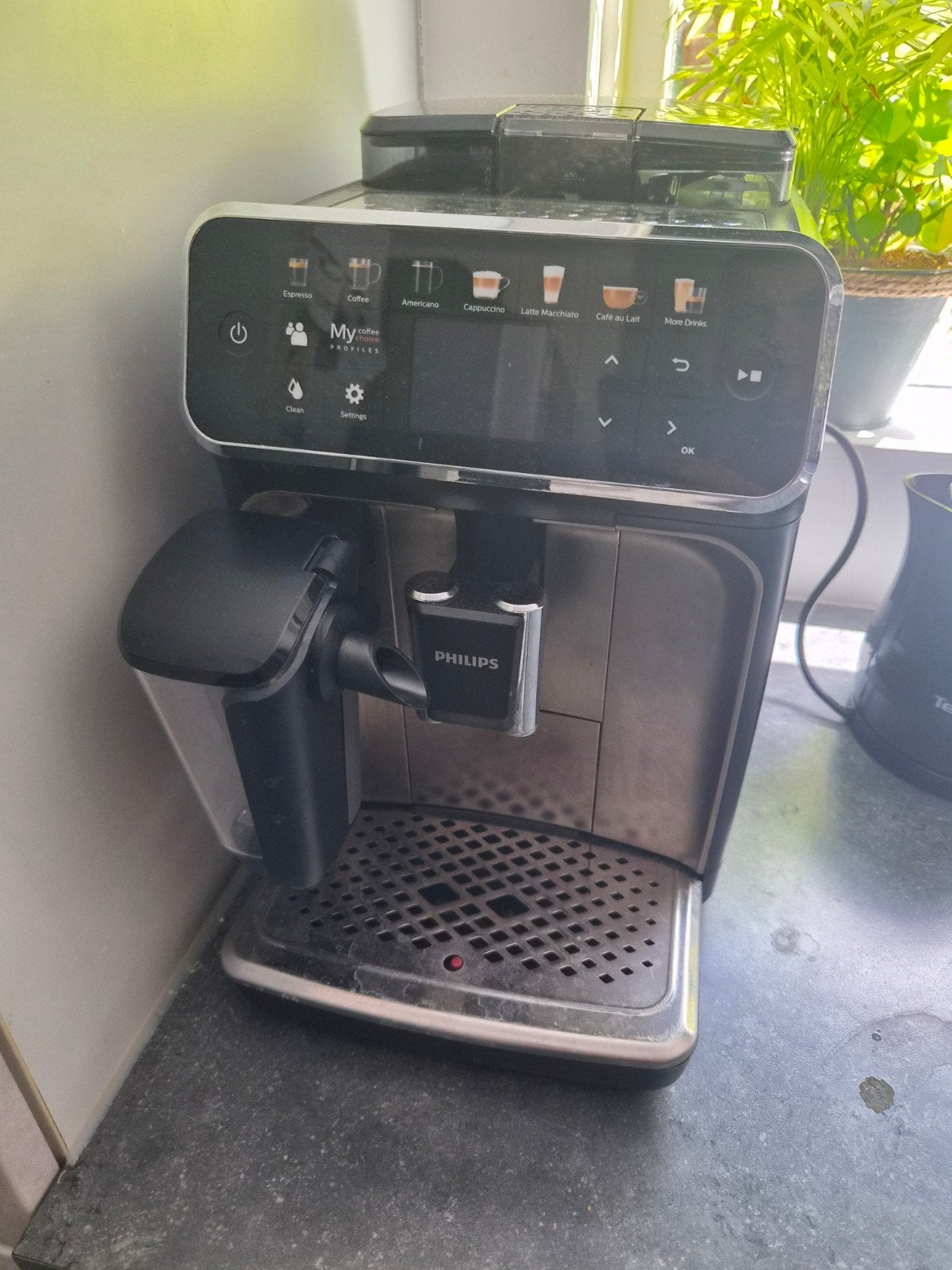 Philips lattego EP5447/90 Zo goed als nieuw, Witgoed en Apparatuur, Koffiezetapparaten, Ophalen, Espresso apparaat, Koffiebonen