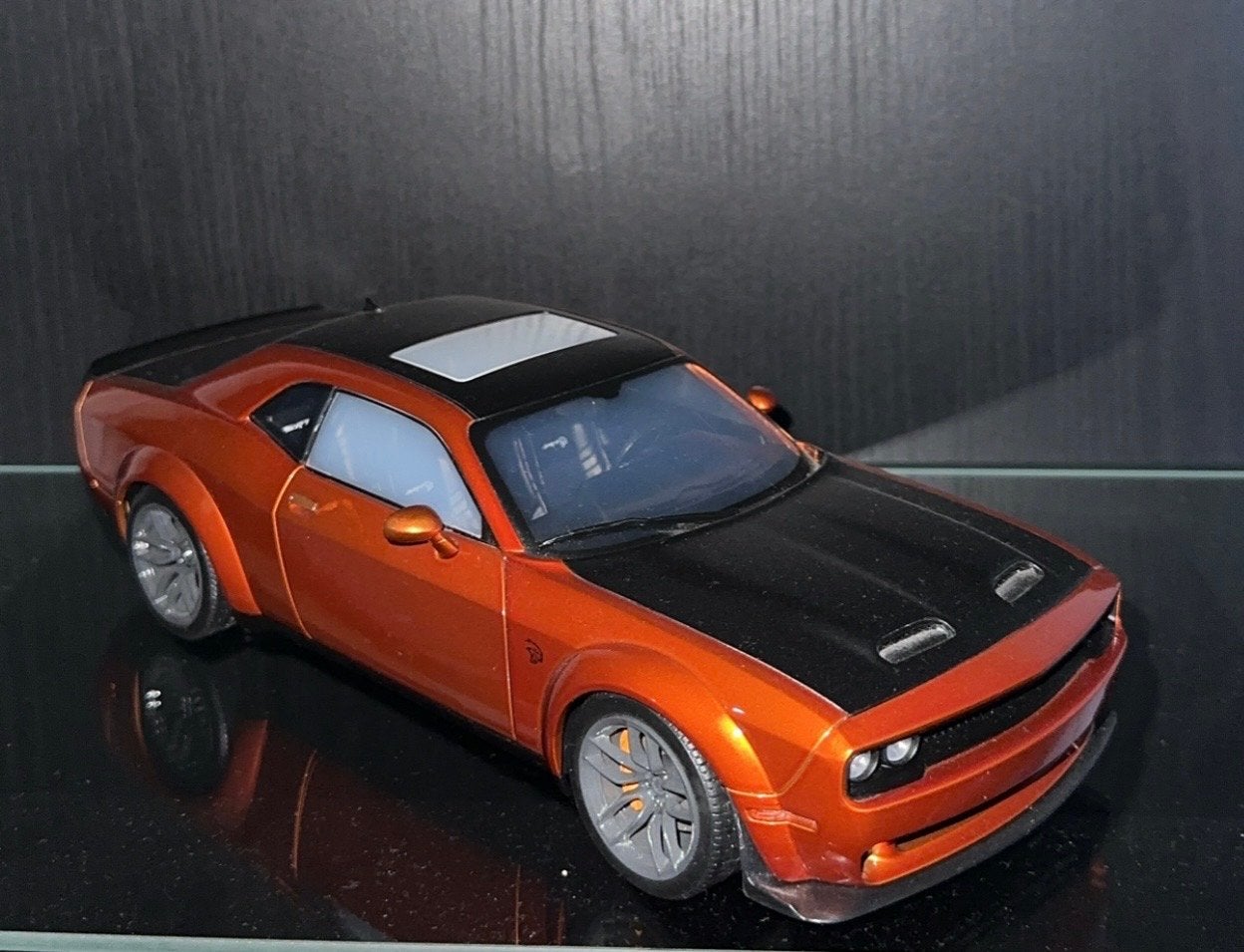 Modelauto 1:18 Dodge Challenger - Oranje/Zwart, Hobby en Vrije tijd, Ophalen of Verzenden, Zo goed als nieuw, Auto, Overige merken