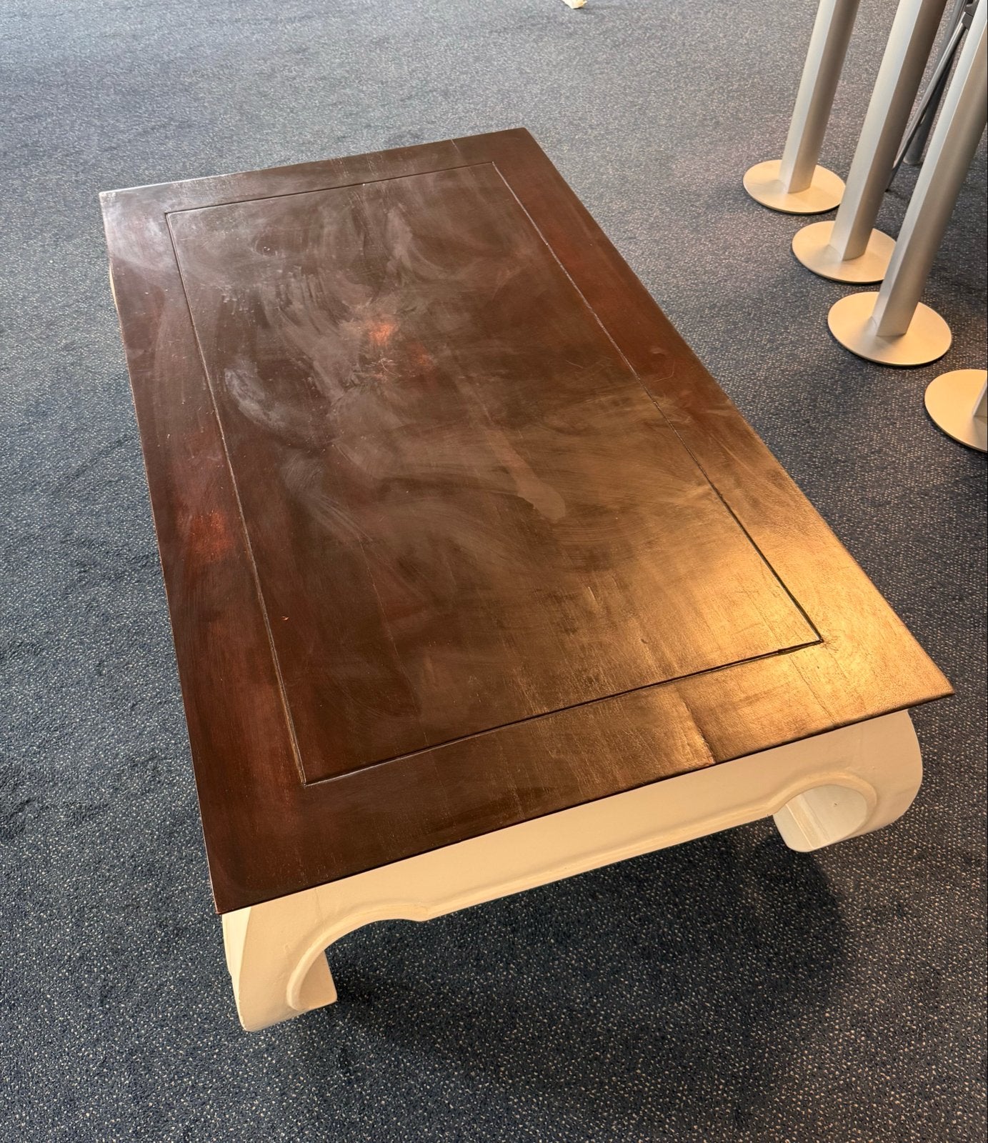 Salontafel met donker blad en wit onderstel, Huis en Inrichting, Tafels | Salontafels, Ophalen, Gebruikt, 100 tot 150 cm, 50 tot 100 cm