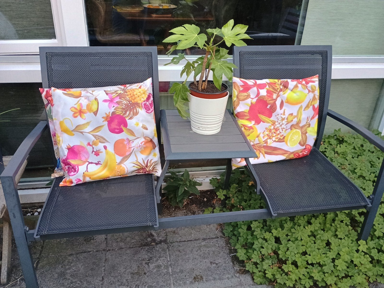 tweezits bankje met tafeltje ertussen, Tuin en Terras, Ophalen, Gebruikt