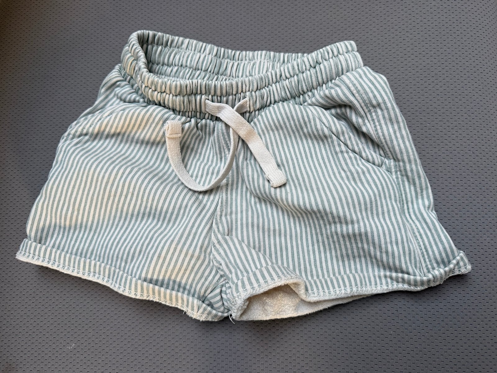 HEMA gestreepte korte broek groen/wit - maat 86, Ophalen of Verzenden, Zo goed als nieuw, Jongetje of Meisje