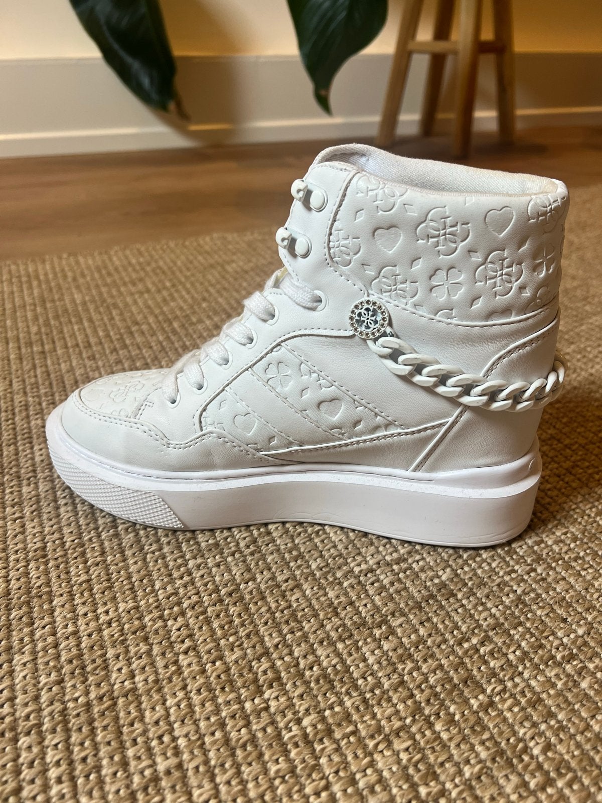 Guess hoge sneakers met ketting - Maat 39, Ophalen of Verzenden, Zo goed als nieuw, Wit, Sneakers of Gympen