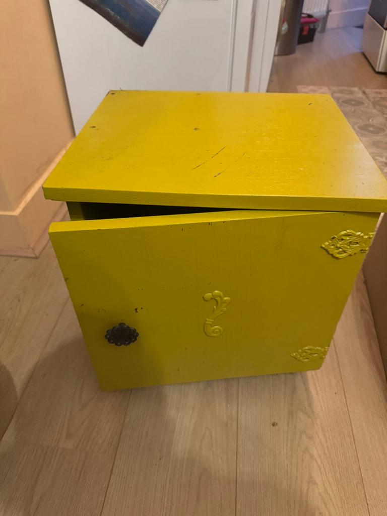 Vintage Gele houten opbergkist/nachtkastje met sierbeslag, Ophalen, Gebruikt