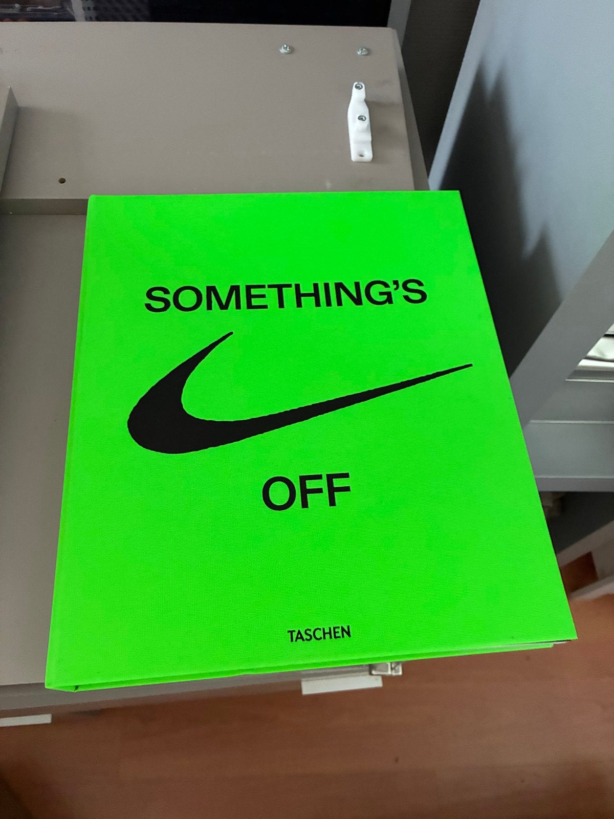Virgil Abloh x Nike ICONS "The Ten" Something's Off Boek, Ophalen, Nieuw, Overige onderwerpen