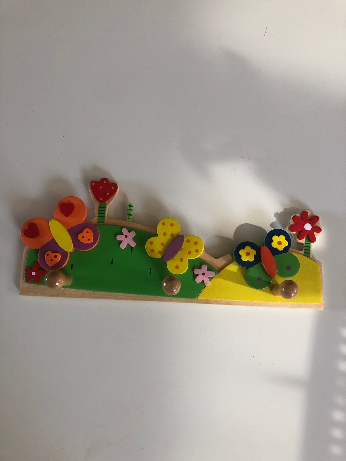 Vrolijke houten kapstok met vlinders en bloemen, Overige merken, Ophalen of Verzenden, Zo goed als nieuw, Kapstokje
