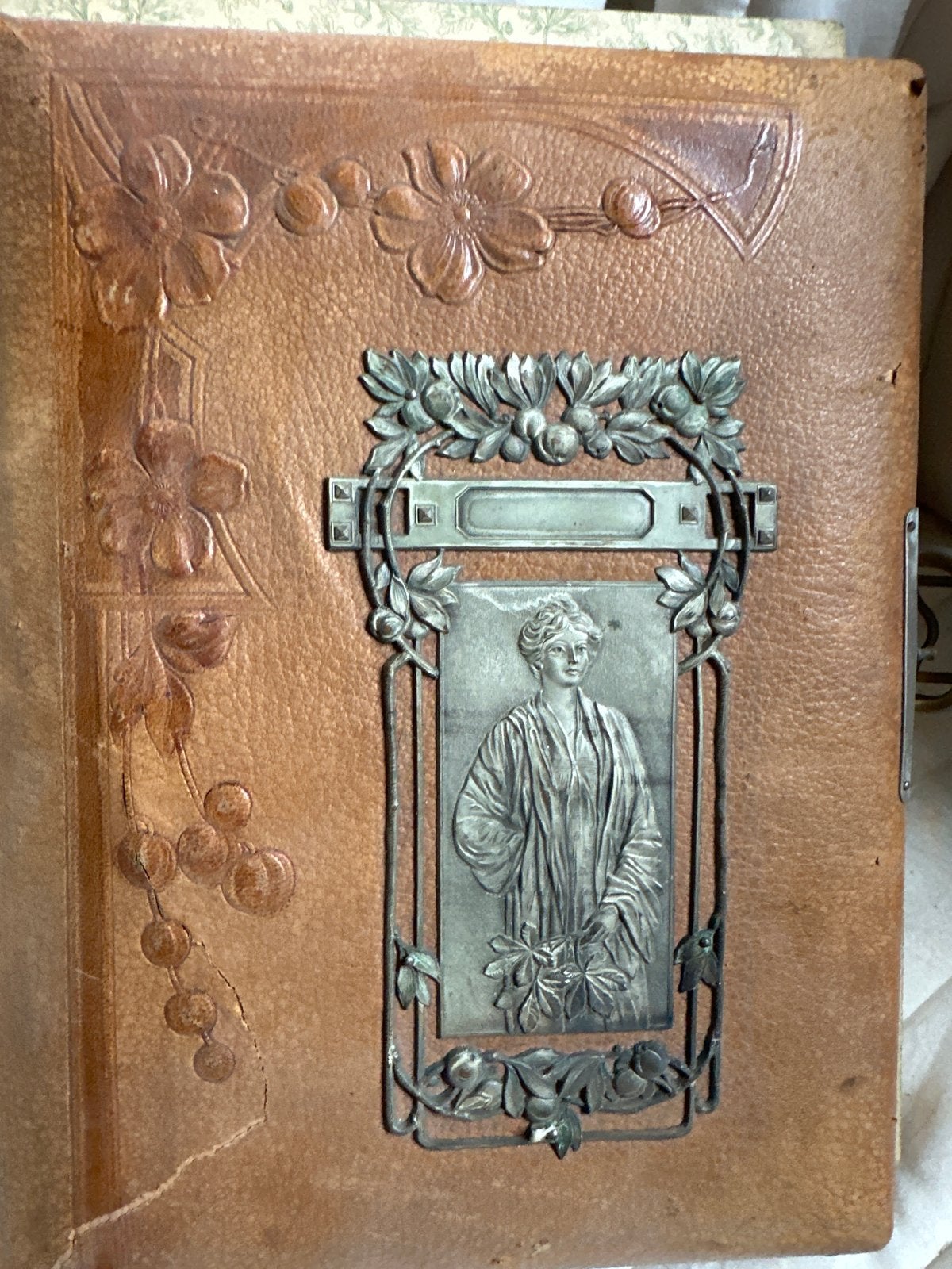 Antiek fotoalbum met reliëf en metalen decoratie, Ophalen, Gebruikt, Foto, Voor 1940