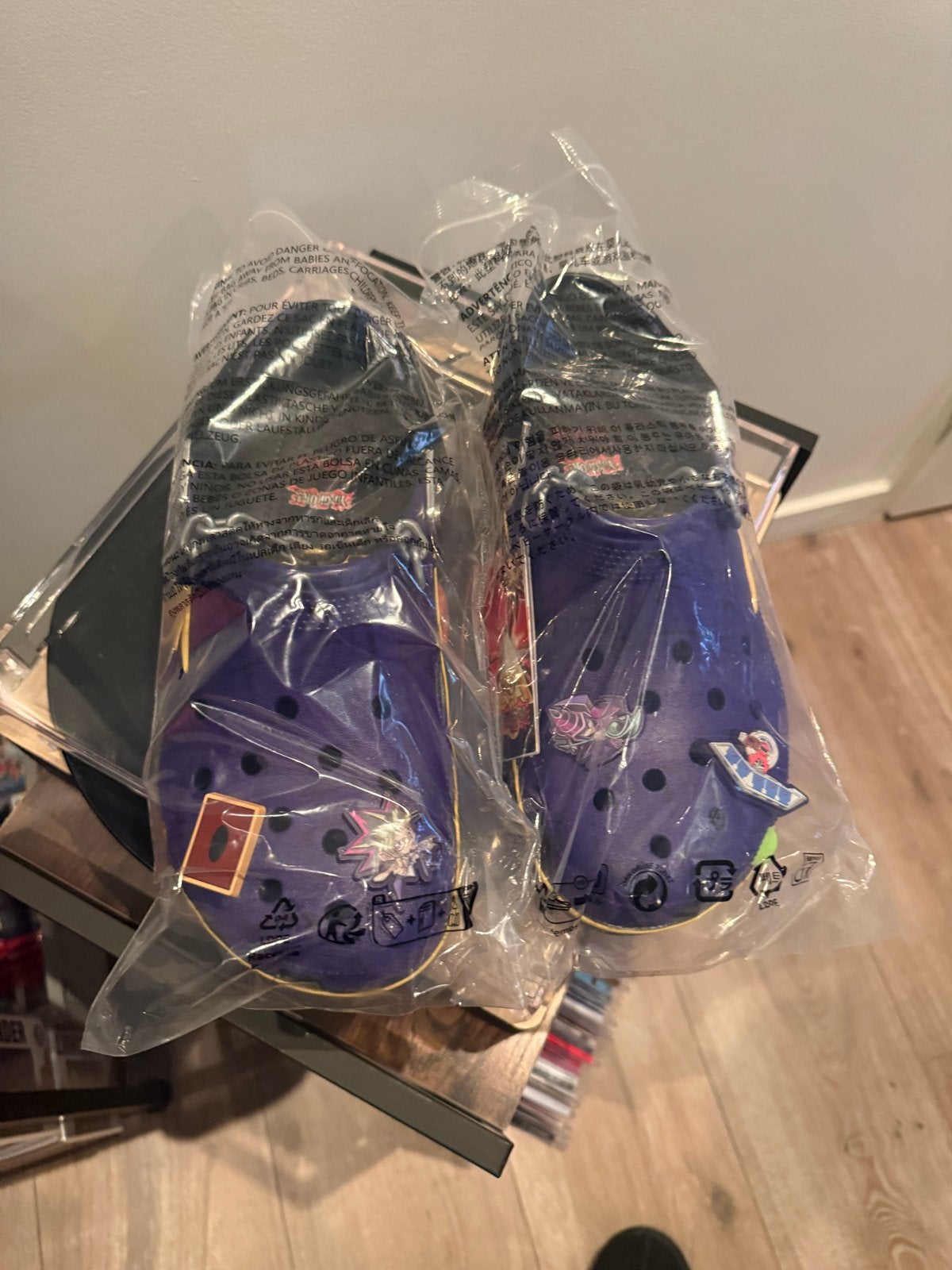Yu-Gi-Oh Crocs Maat 44 - Deadstock & Zeldzaam!, Kleding | Heren, Ophalen of Verzenden, Nieuw, Overige kleuren, Slippers