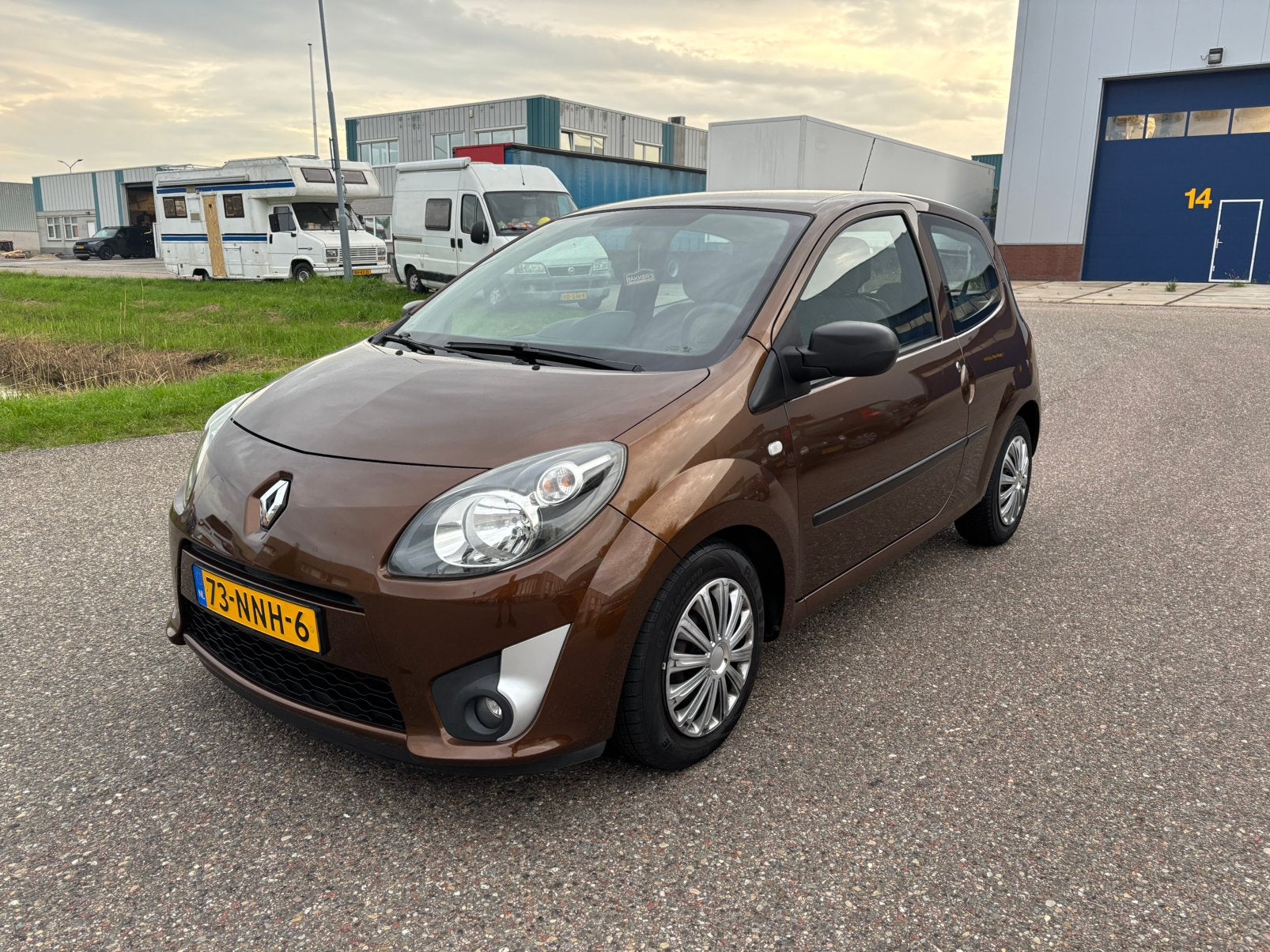 Renault Twingo 1.2 16V 2010 Airco, nieuwe apk, Auto's, 839 kg, 4 cilinders, Bruin, 4 stoelen