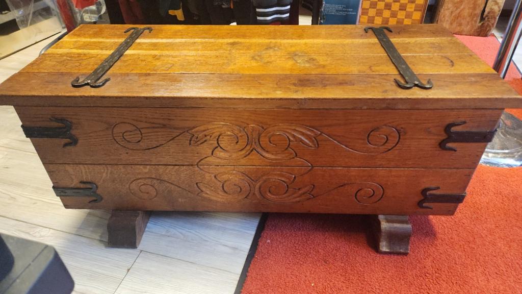 Antieke houten kist met smeedijzeren beslag, Ophalen